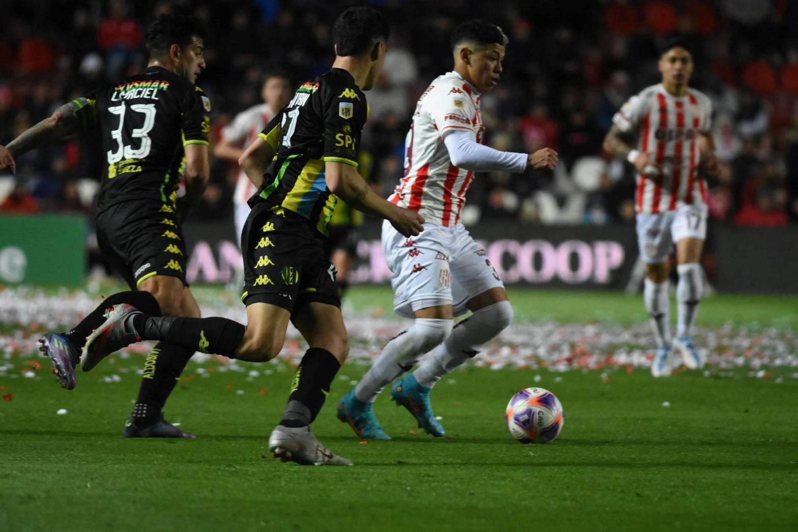 Sin fútbol ni ideas, Unión empató 0 a 0 goles ante Aldosivi en Santa Fe, y sumó el cuarto partido sin ganar. Esta racha negativa dejó al "tatengue" estancado en 38 unidades en la tabla general, 13ro. en la de la LPF, y fuera de la clasificación para la Copa Sudamericana 2023. Foto: Manuel Fabatía