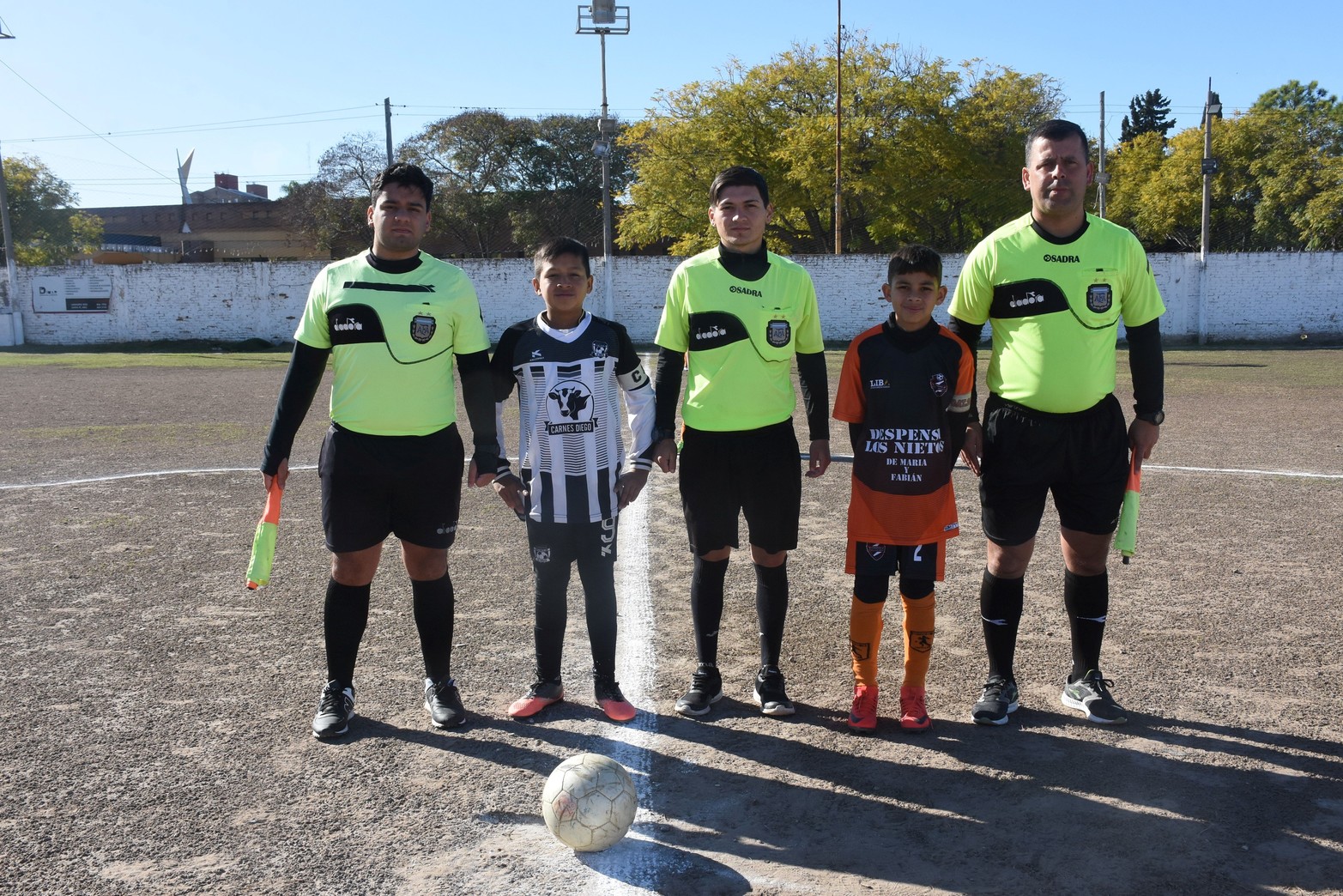 Inferiores liga terna arbitral con los capitanes  . Foto Flavio Raina