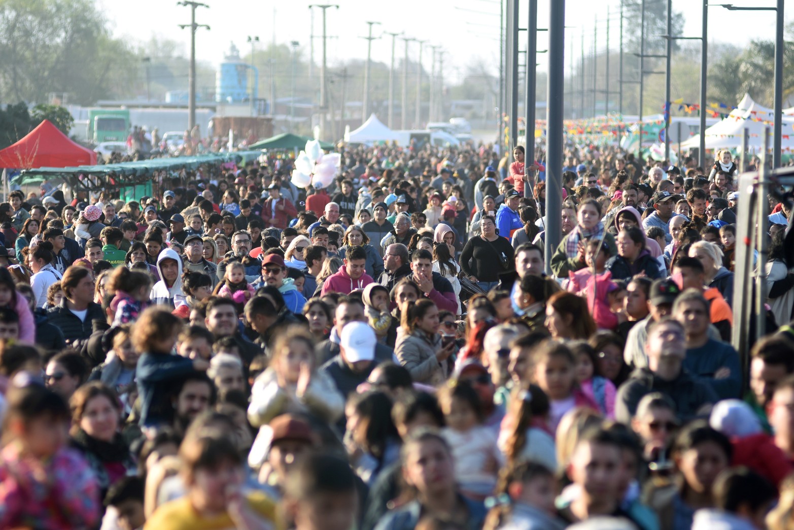 Gran cantidad de santafesinos se dio cita en Azcuénaga y Gobernador Menchaca (Camino Viejo a Esperanza), donde se llevó a cabo este domingo el cierre de los festejos por el Mes de las Infancias.