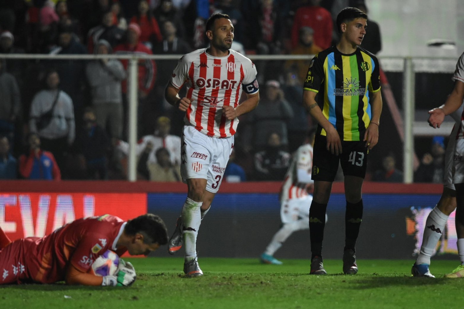 Sin fútbol ni ideas, Unión empató 0 a 0 goles ante Aldosivi en Santa Fe, y sumó el cuarto partido sin ganar. Esta racha negativa dejó al "tatengue" estancado en 38 unidades en la tabla general, 13ro. en la de la LPF, y fuera de la clasificación para la Copa Sudamericana 2023. Foto: Manuel Fabatía