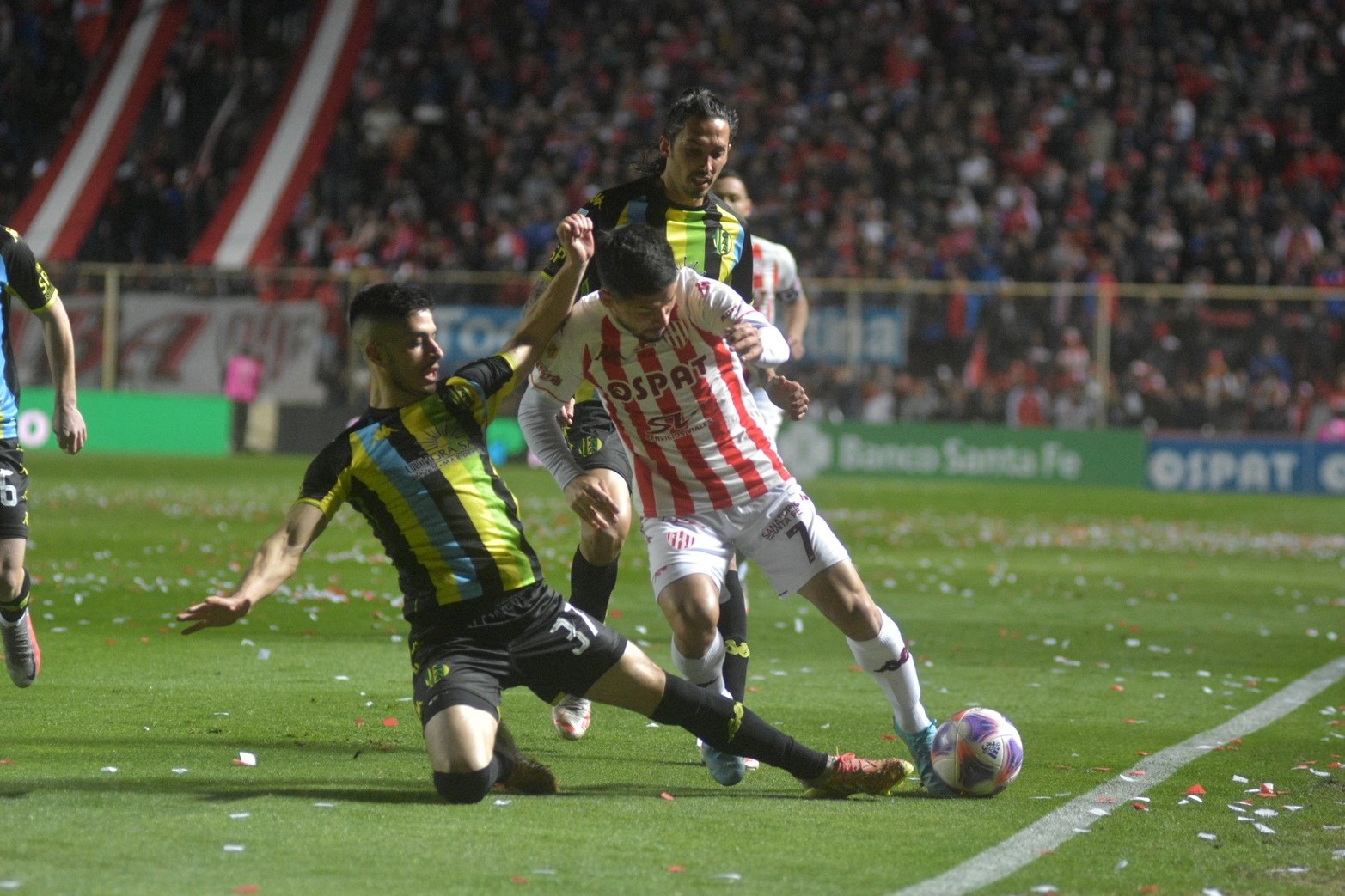 Sin fútbol ni ideas, Unión empató 0 a 0 goles ante Aldosivi en Santa Fe, y sumó el cuarto partido sin ganar. Esta racha negativa dejó al "tatengue" estancado en 38 unidades en la tabla general, 13ro. en la de la LPF, y fuera de la clasificación para la Copa Sudamericana 2023. Foto: Manuel Fabatía