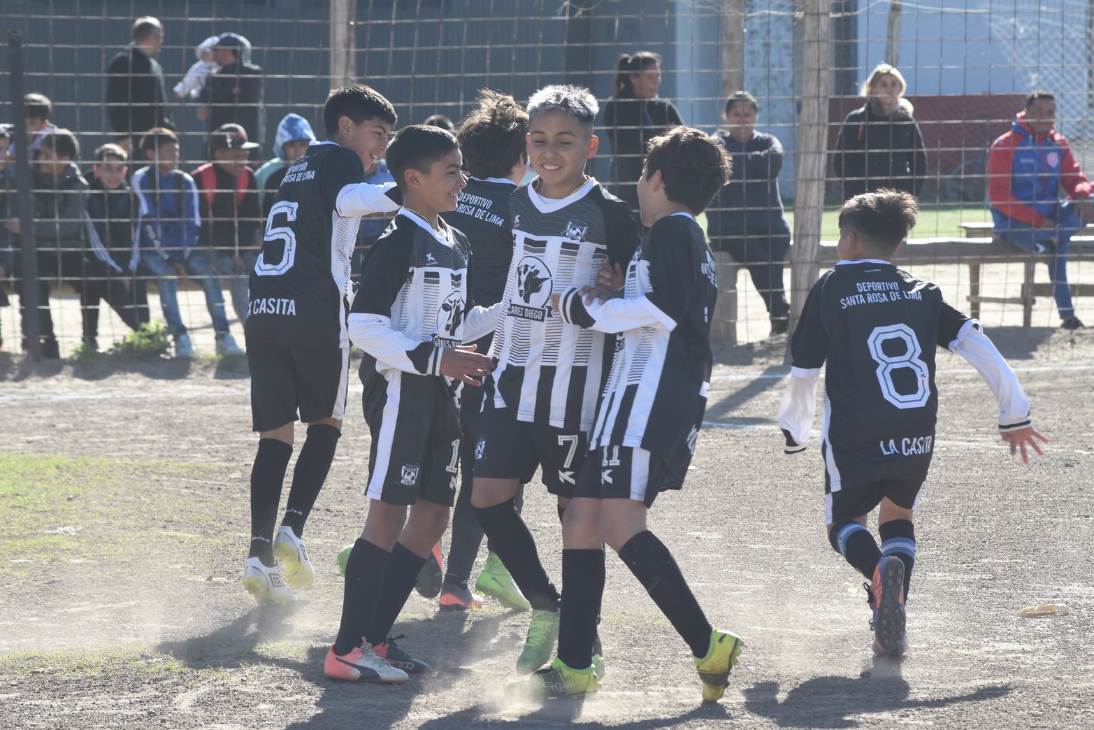 Festejos y alegría del equipoClub Deportivo Santa Rosa de Lima que abrió el marcador . Foto Flavio Raina