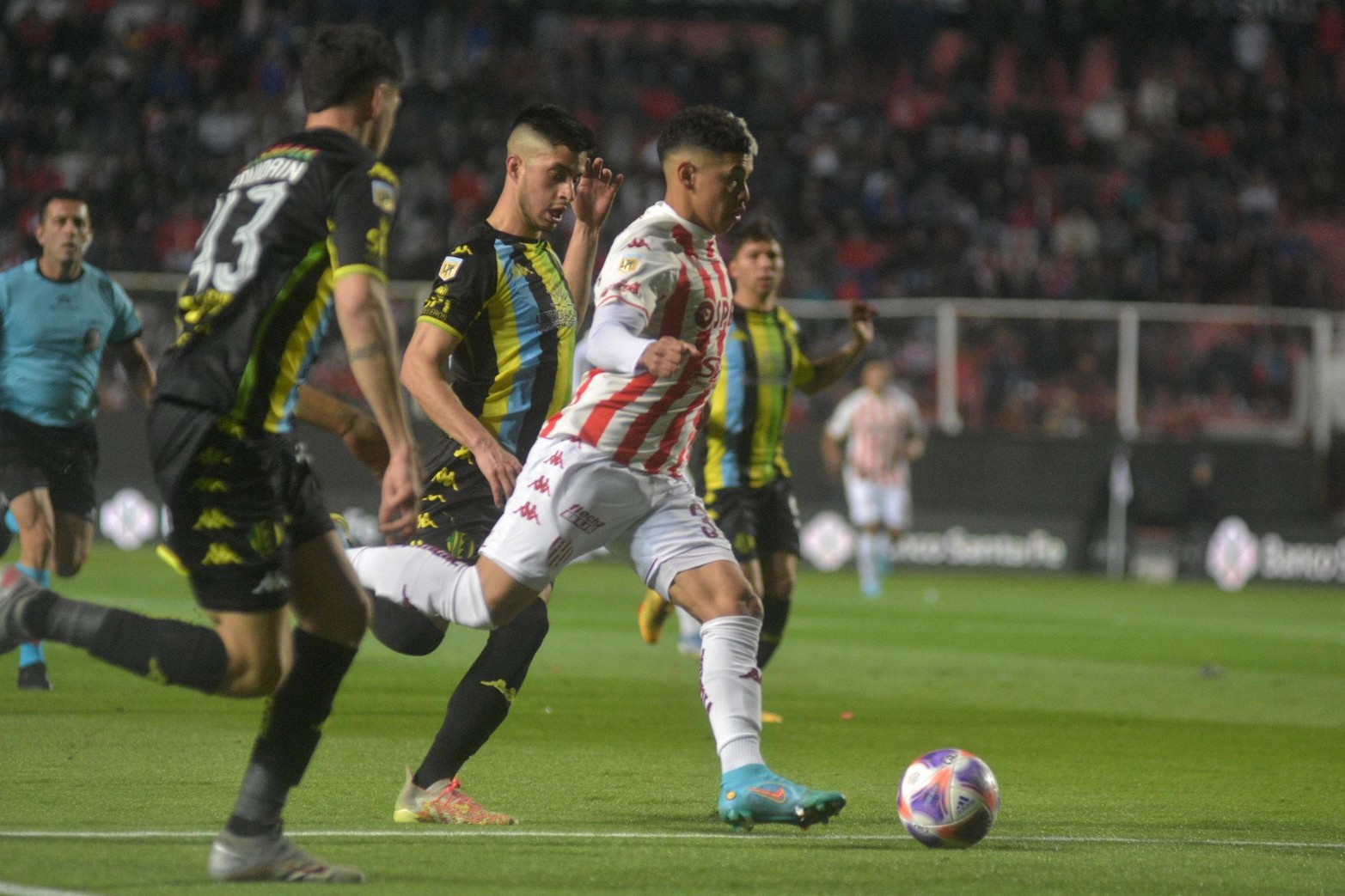 Sin fútbol ni ideas, Unión empató 0 a 0 goles ante Aldosivi en Santa Fe, y sumó el cuarto partido sin ganar. Esta racha negativa dejó al "tatengue" estancado en 38 unidades en la tabla general, 13ro. en la de la LPF, y fuera de la clasificación para la Copa Sudamericana 2023. Foto: Manuel Fabatía