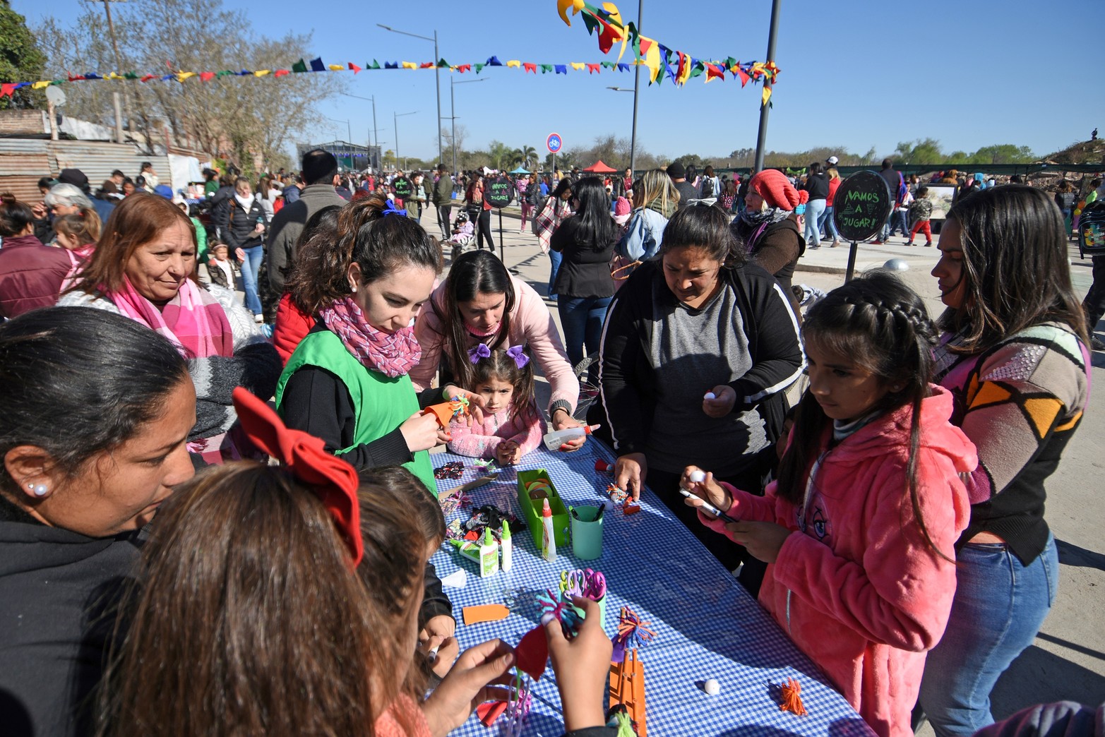 Gran cantidad de santafesinos se dio cita en Azcuénaga y Gobernador Menchaca (Camino Viejo a Esperanza), donde se llevó a cabo este domingo el cierre de los festejos por el Mes de las Infancias.