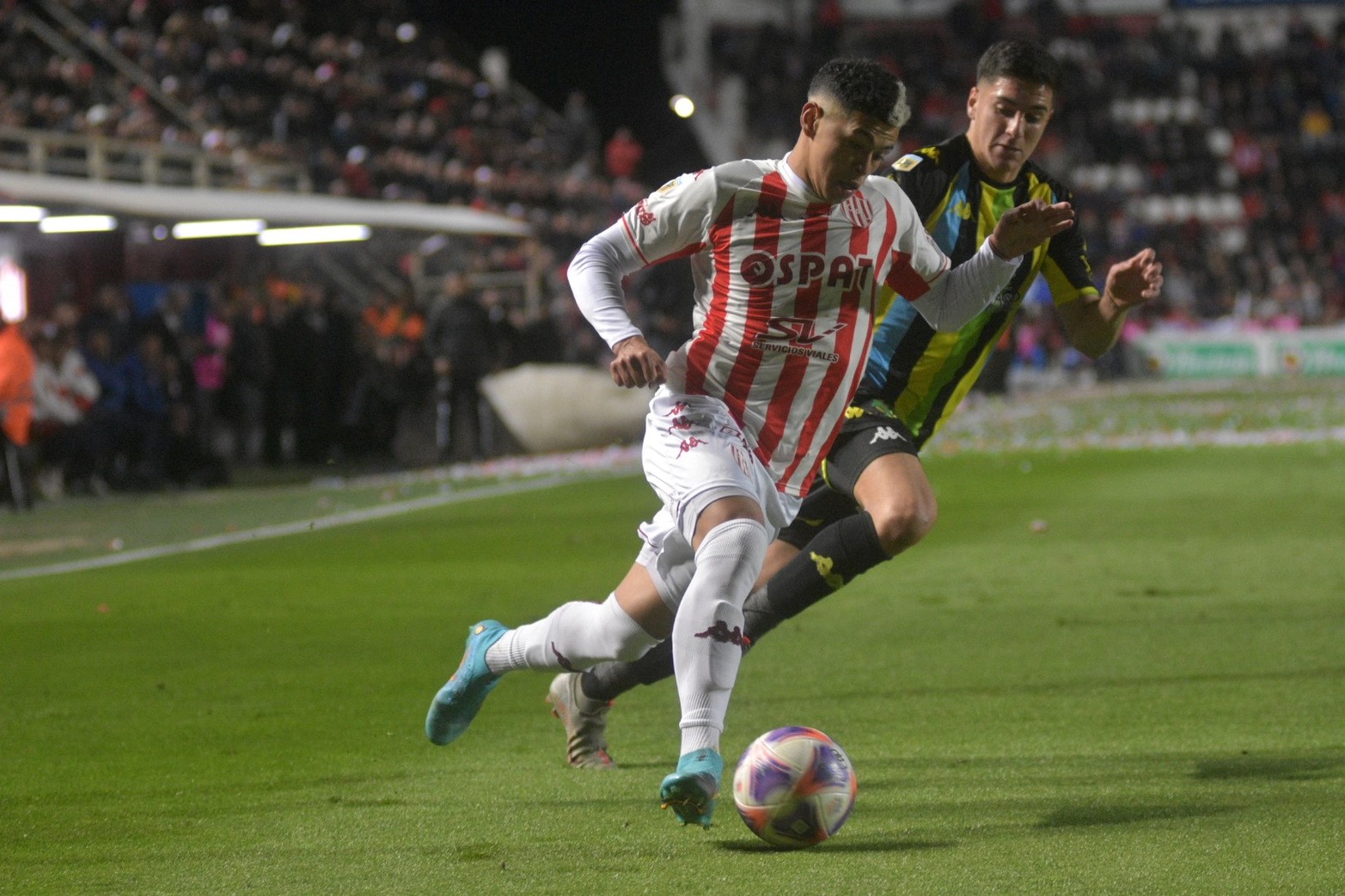 Sin fútbol ni ideas, Unión empató 0 a 0 goles ante Aldosivi en Santa Fe, y sumó el cuarto partido sin ganar. Esta racha negativa dejó al "tatengue" estancado en 38 unidades en la tabla general, 13ro. en la de la LPF, y fuera de la clasificación para la Copa Sudamericana 2023. Foto: Manuel Fabatía