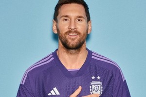 Lionel Messi posando con la nueva indumentaria. Crédito: Adidas