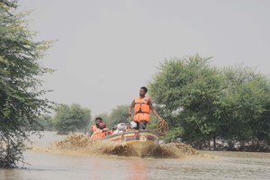 Rescatistas evacuaron a personas de una zona afectada por las inundaciones, en el distrito de Rajanpur, en la provincia de Punjab, Pakistán. Crédito: Reuters 