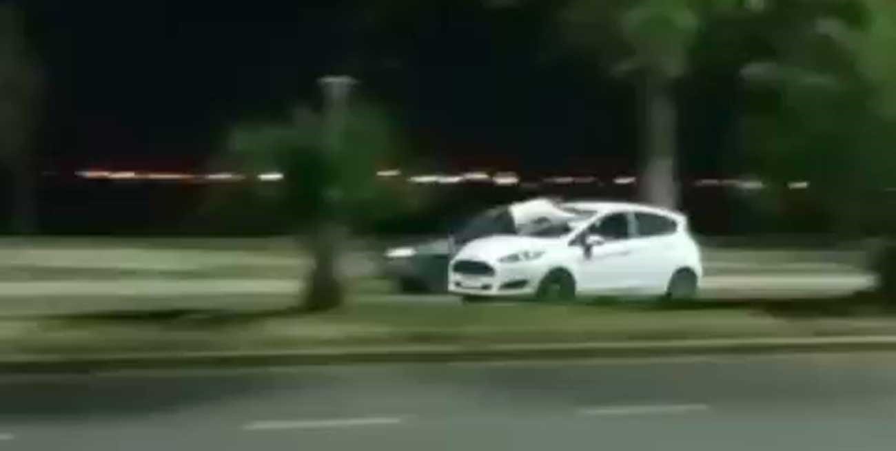 Video: peligrosa maniobra en la Costanera santafesina con un joven en el capó de un auto
