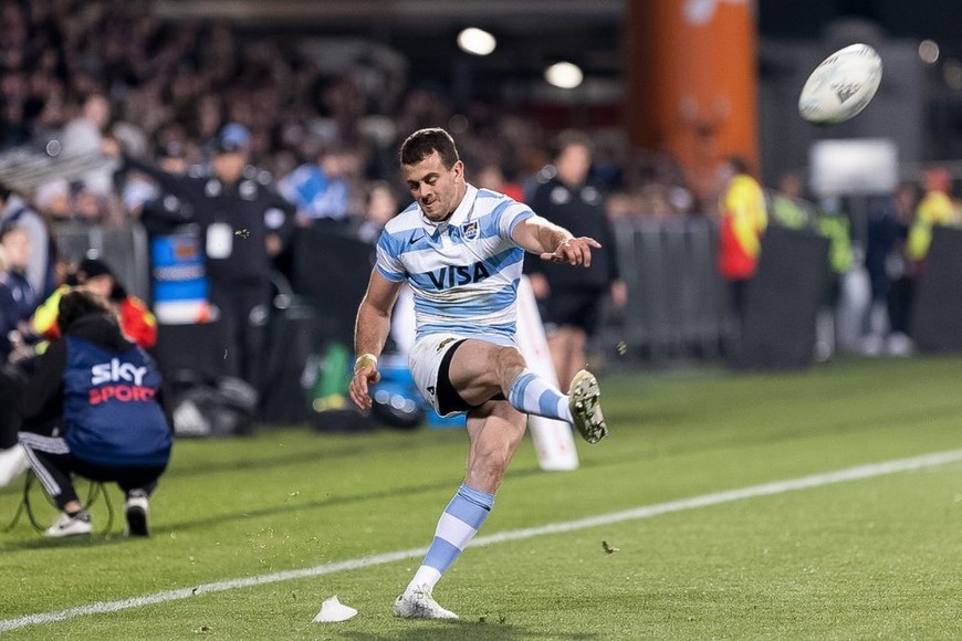 La pelota impulsada por Emiliano Boffelli en pleno ascenso, al igual que Los Pumas, que subieron del noveno al séptimo  lugar del ranking de World Rugby. Crédito: Prensa UAR / Gaspafotos.