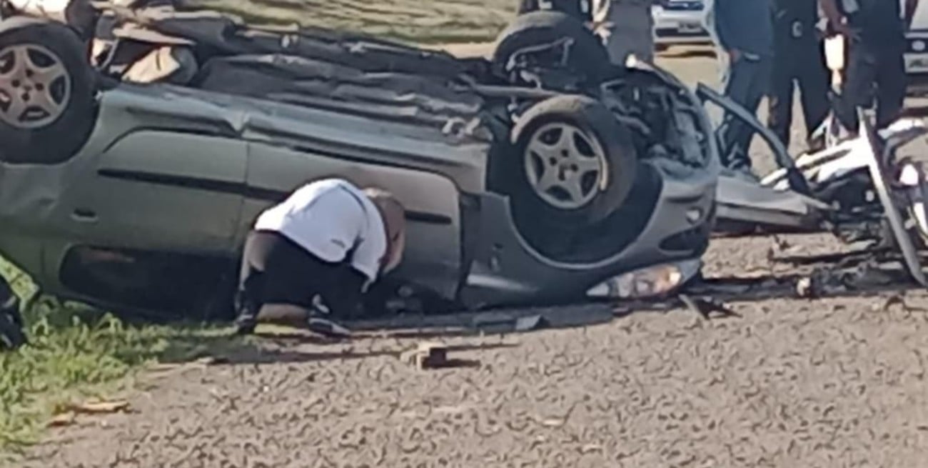 Los vehículos involucrados fueron un Peugeot 207, en el que se movilizaban los fallecidos y un Fiat Siena.