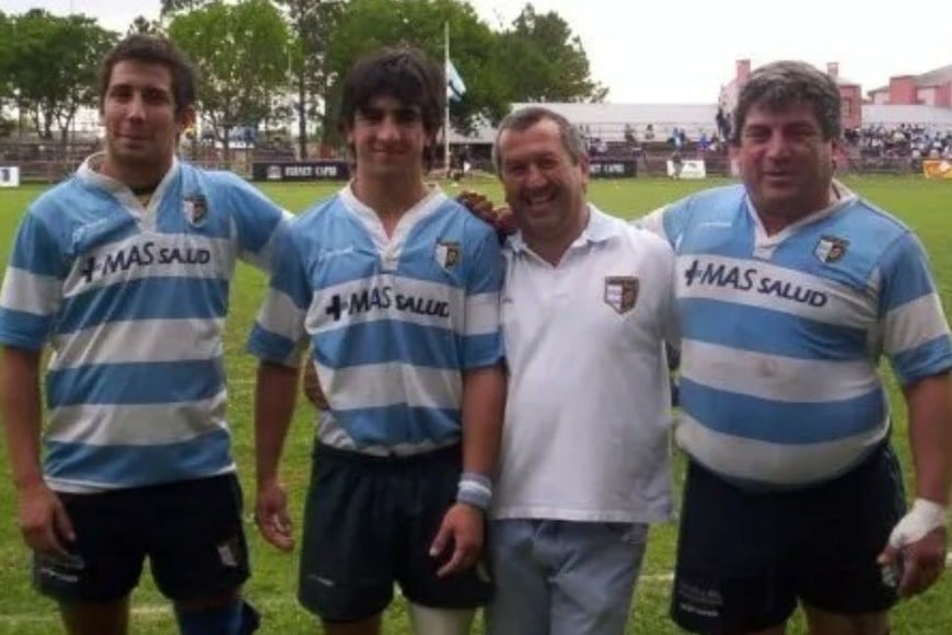 "Los Qüestas". Facundo, Jorgito, Tito y Jorge. Tres en cancha, uno de entrenador. Fue en Universitario. Padre e hijo jugando juntos.
