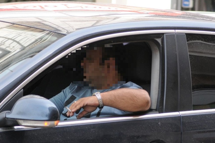 Sin el cinturón de seguridad y fumando al volante. Créditos: Luis Cetraro