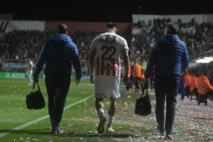 El delantero se retiró en el segundo tiempo, muy enojado por una molestia en la pierna derecha.
Foto: Manuel Fabatía
