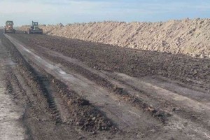 "Con todos estos trabajos que estamos ejecutando sobre la ruta 3, que va a quedar pavimentada con 155 kilómetros nuevos de conectividad, se evitará el aislamiento de las localidades cuando se producen excesos de lluvias”, dijo Frana. Foto: Gobierno de Santa Fe