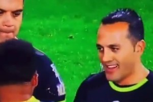 Espinoza junto a Fabra en el final del partido, el momento que desató el escándalo.