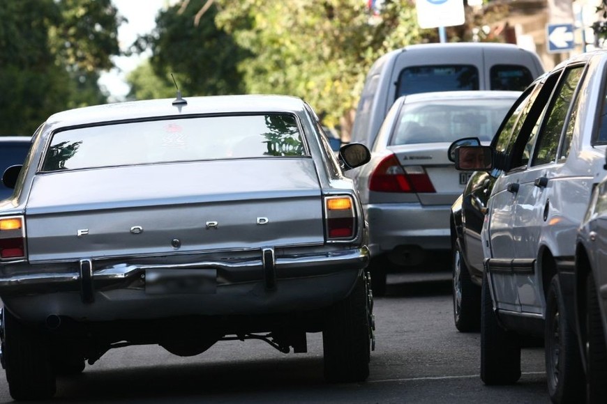 Estacionar en doble fila, otro "clásico" santafesino. Créditos: Mauricio Garin