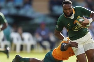 Lukhanyo Am, con la pelota, uno de los que estará ausente en la revancha ante Australia.