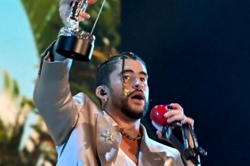 Bad Bunny con la estatuilla en forma de astronauta de MTV entre sus manos.