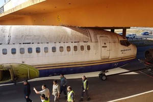 El avión atascado generó caos y demoras en el tránsito.