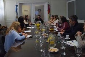 Reunión junto a la ministra de Igualdad y Género de la provincia, Florencia Marinaro.
