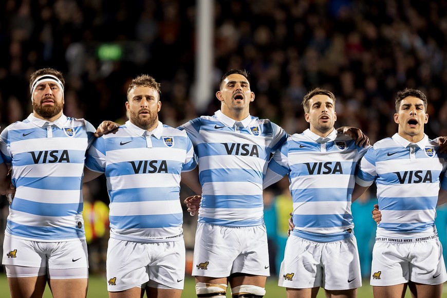 Bello, Vivas, Matera, Mallía y Santiago Carreras entonan el himno argentino. Fue minnutos antes del comienzo del partido que Los Pumas vencieron a los All Blacks por 25 a 18.