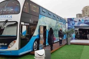 En la planta baja se encuentra la biblioteca principal desde donde se accede de forma directa a los títulos de temática infantil y juvenil y otros géneros literarios. Desde allí se ofrece mediación de lectura, narración y otros juegos en torno al libro.