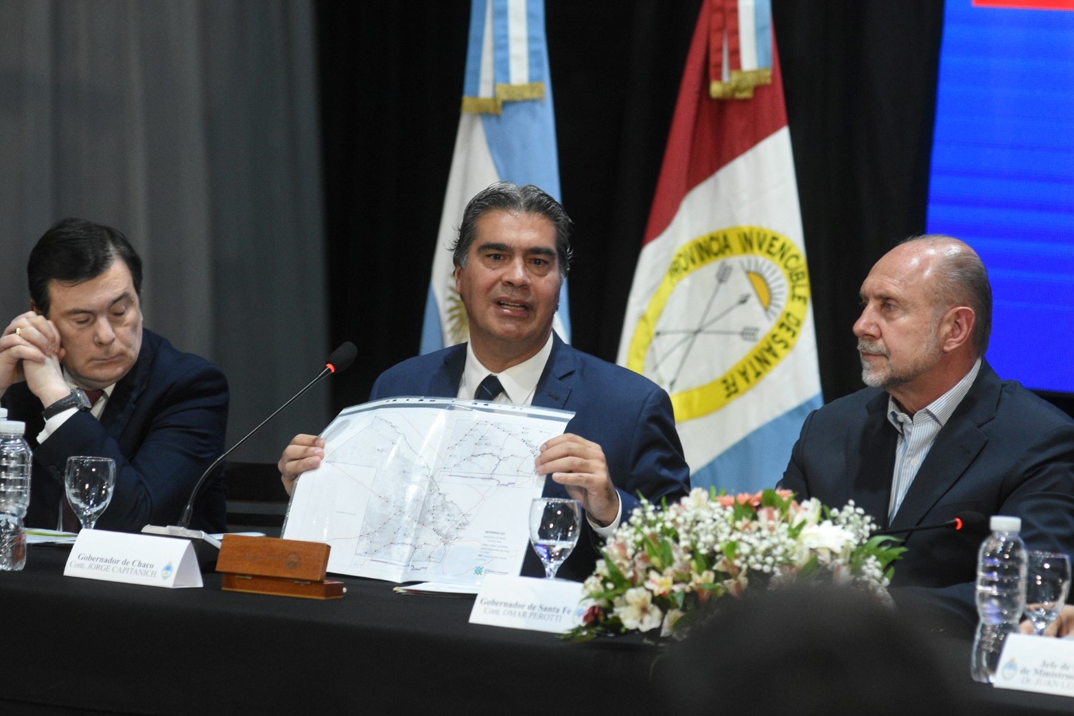 El gobernador Omar Perotti encabezó este miércoles en la ciudad de Tostado, un nuevo encuentro del Comité Interjurisdiccional de los Bajos Submeridionales, que está integrado por las provincias de Santa Fe, Chaco y Santiago del Estero y los ministerios de Obras Públicas y de Interior de la Nación. Foto: Manuel Fabatía