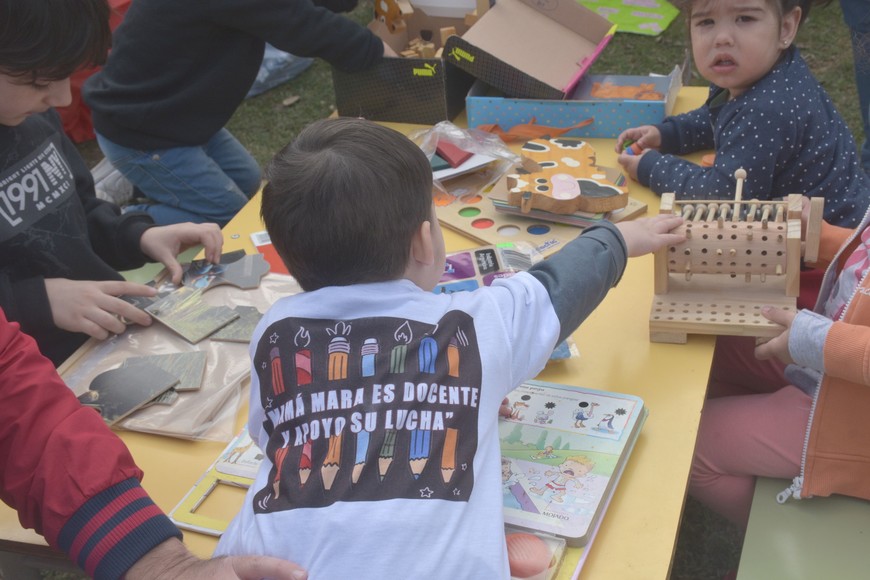 En distintos espacios organizados por docentes de escuelas de la modalidad especial, los niños y niñas pudieron realizar juegos lúdicos e intervenciones artísticas, acompañados por la comunidad educativa. Foto: Flavio Raina