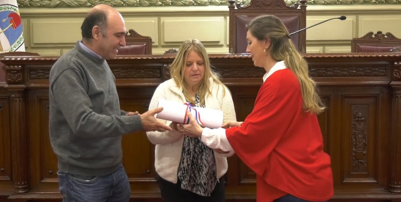 Distinguieron con un diploma especial a Silvia y Alejandro, padres de Antonella Trivisonno
