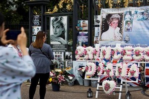 Aficionados reales conmemoran el 25 aniversario de la muerte de la princesa Diana en París.