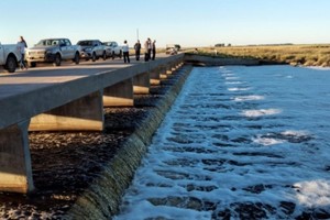 Se trata de una obra muy importante para disminuir el riesgo hídrico en el sur provincial, particularmente en las localidades de Diego de Alvear y Aarón Castellanos.