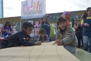 En distintos espacios organizados por docentes de escuelas de la modalidad especial, los niños y niñas pudieron realizar juegos lúdicos e intervenciones artísticas, acompañados por la comunidad educativa. Foto: Flavio Raina