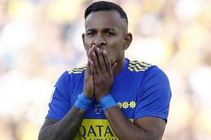 Twitter se llenó de memes contra Sebastián Villa por su lesión.