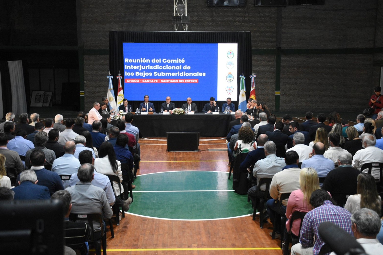 El gobernador Omar Perotti encabezó este miércoles en la ciudad de Tostado, un nuevo encuentro del Comité Interjurisdiccional de los Bajos Submeridionales, que está integrado por las provincias de Santa Fe, Chaco y Santiago del Estero y los ministerios de Obras Públicas y de Interior de la Nación.