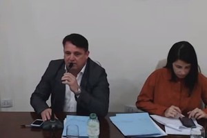 Gustavo López, presidente del Concejo Municipal de Reconquista -en la foto, junto a una funcionaria-, la respondió a la concejal Natalia Capparelli