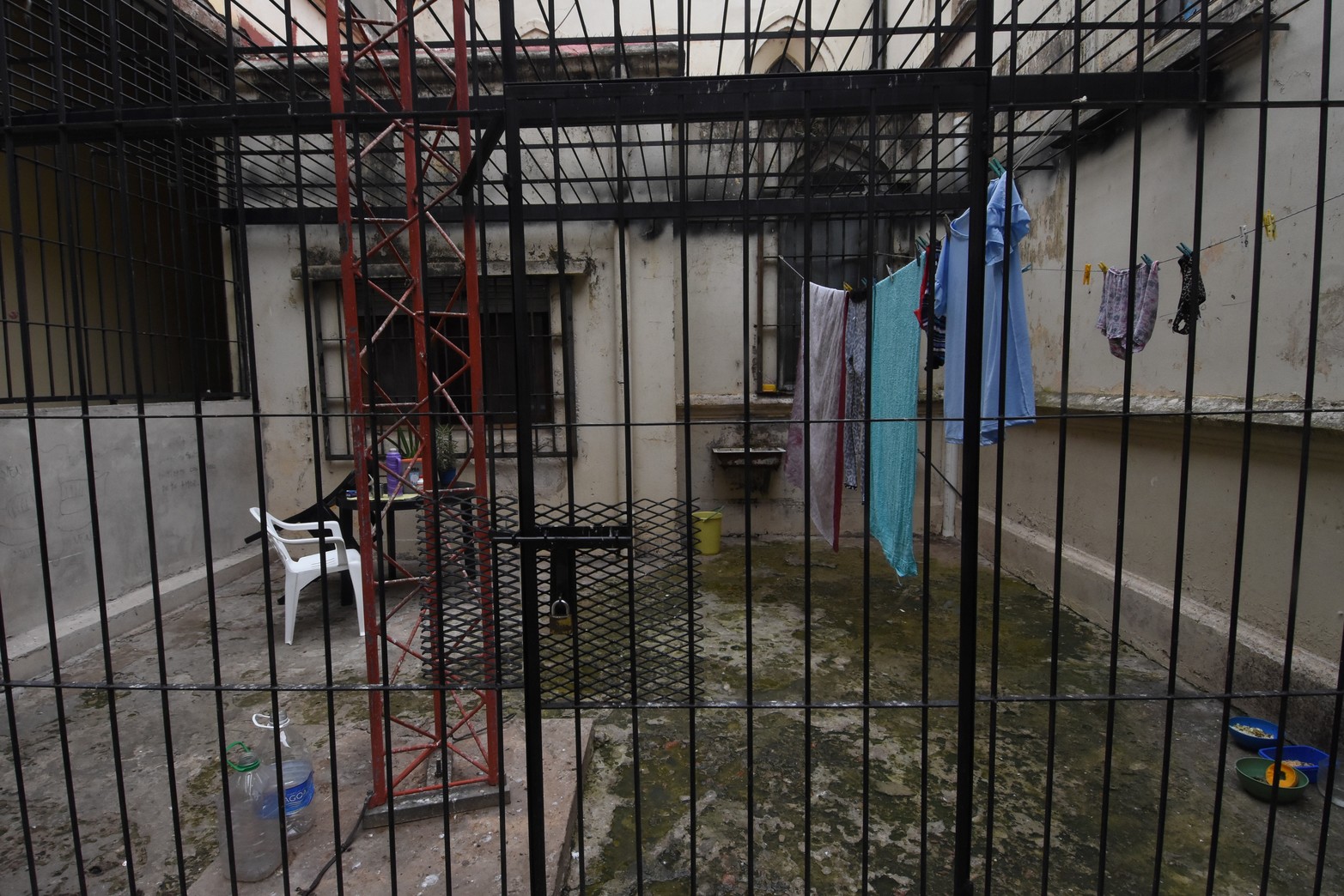 OTRO PATIO. Este patio es  es el del pabellón policial, donde residen actualmente 4 mujeres. Foto Flavio Raina
