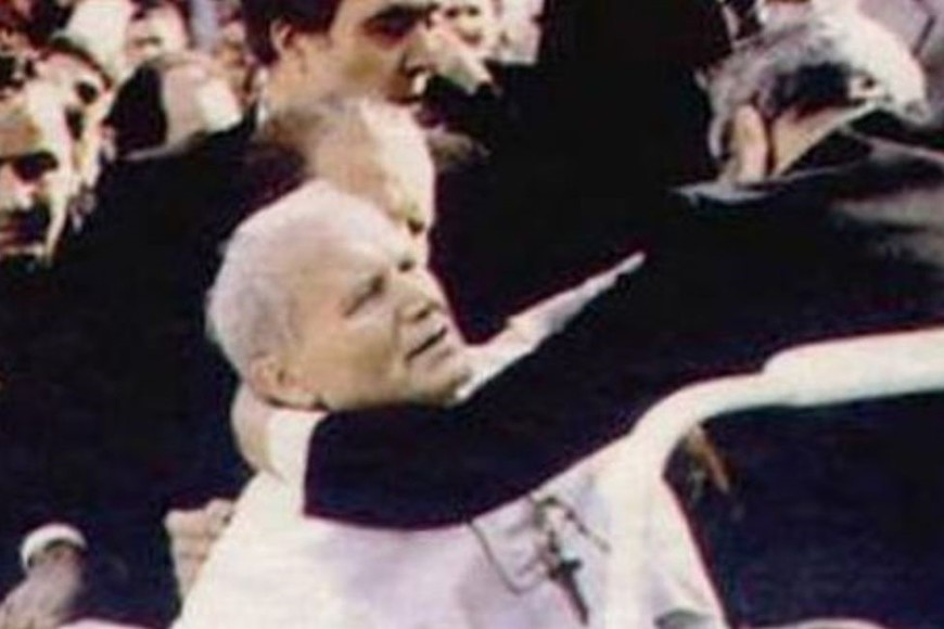 El Papa Juan Pablo II recibió cuatro disparos