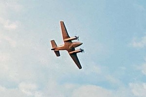 Los vecinos de la localidad fotografiaron a la aeronave que realizaba maniobras peligrosas