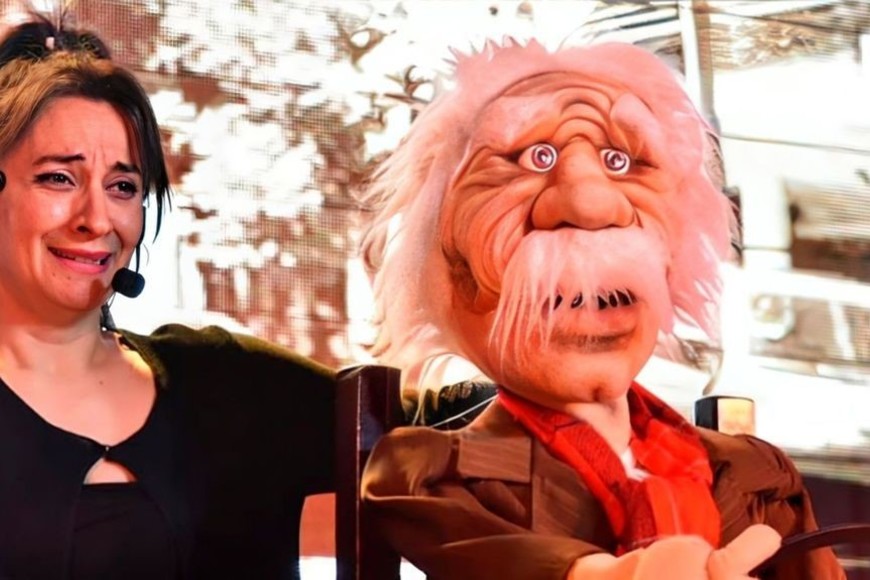 Actriz Anita Martínez, haciendo títeres para adultos en el espectáculo "Histeriotipos"