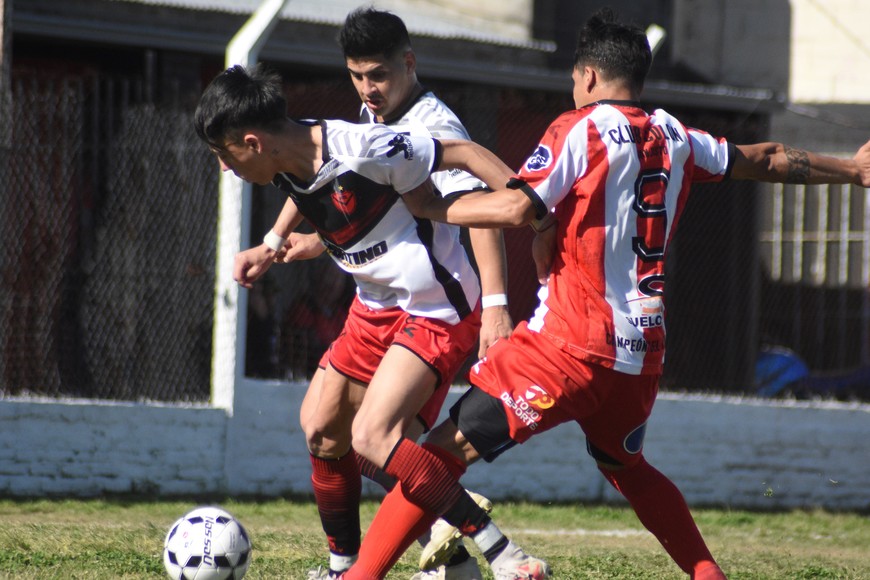 Exequiel Gómez, el "9" de Colón de San Justo, fue un problema sin solución para los de barrio Roma. Foto: Luis Cetraro