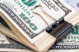 La cotización libre arrancó la semana en baja.