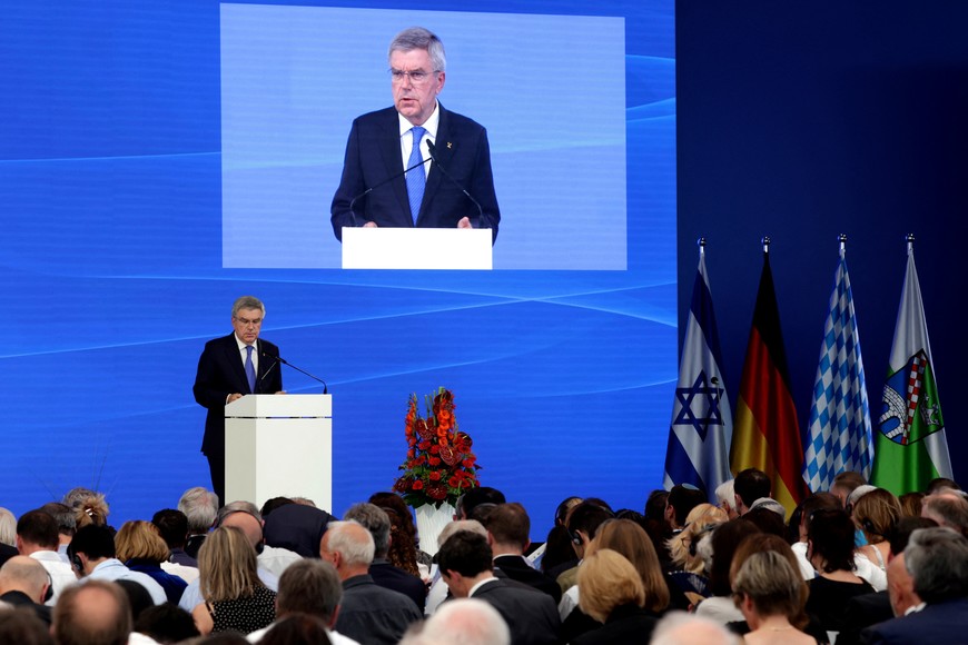 El presidente del Comité Olímpico Internacional, Thomas Bach, habla durante una ceremonia en conmemoración del 50 aniversario del ataque contra el equipo israelí en los Juegos Olímpicos de Múnich de 1972 en el que murieron once israelíes, un policía alemán y cinco palestinos armados en Fuerstenfeldbruck, cerca de Múnich, Alemania. , 5 de septiembre de 2022. Foto: Reuters