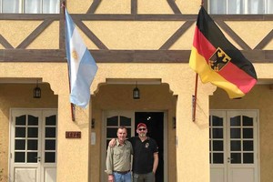 Rubén Fladung, presidente de la Unión Alemana Humboldt, junto a Raúl Kröhling, dieron detalles a El Litoral de la investigación que derivó en esta obra de gran impacto cultural en la comunidad.  Foto: El Litoral