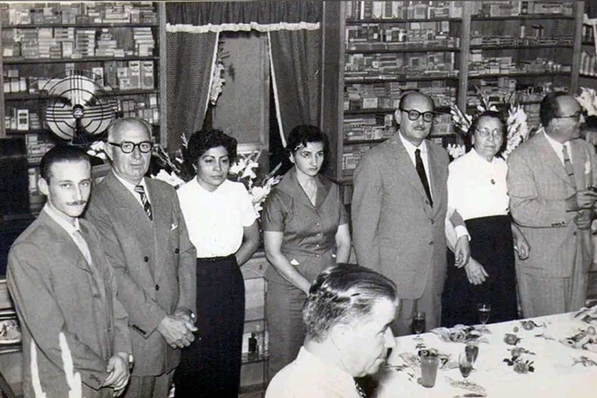 1955. Reinauguración de la farmacia Mercado Central (frente al edificio por calle San Jerónimo). En la foto Don Manuel Zentner, junto a su esposa Rebecca, su madre Rosa y su hermano menor Janino.