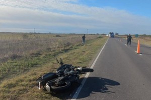 El motociclista dijo que intentó sobrepasar al camión cuando se enganchó con las ruedas del acoplado. Crédito: El Litoral