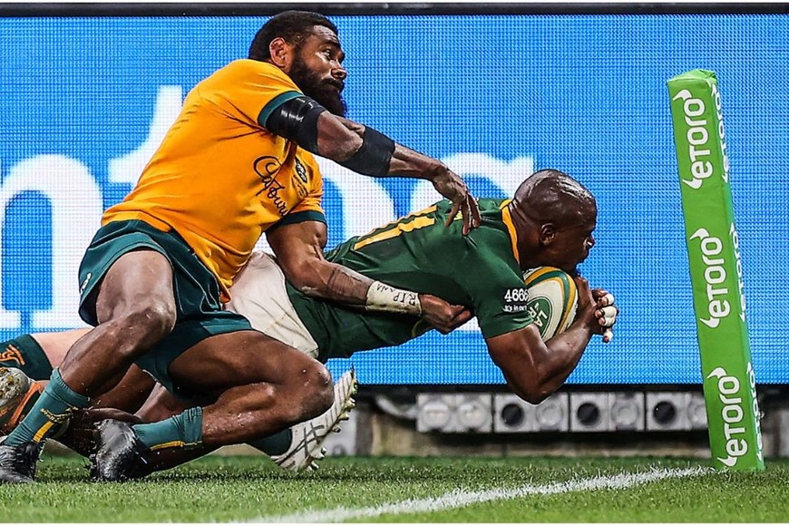 Makazole Mapimpi a punto de apoyar su try ante Australia.