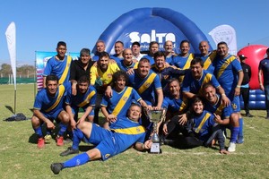 Toda la felicidad de los más grandes. Guadalupe festejó el campeonato y la Copa formará parte de todos los trofeos que se encuentran en la vitrina del club. Crédito: Gentileza Prensa Asociación Argentina Veteranos Fútbol