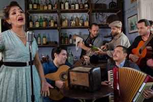 Patricia Gómez lleva tres décadas y media de labor. Compartió escenario con Teresa Parodi, Juan Carlos Baglietto, Jorge Fandermole, Raúl Barboza y Carlos Aguirre entre otros.