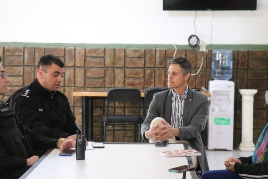 Reunión entre deliveries, el coordinador del Ministerio de Seguridad, Facundo Bustos y efectivos de la Agrupación Cuerpos