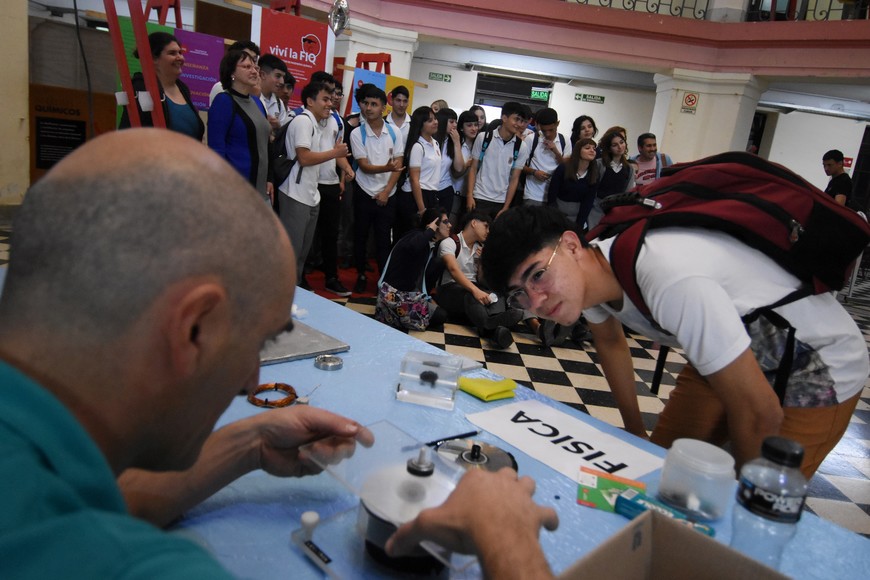 SuperFIQ: festival lúdico de física, química y matemáticas